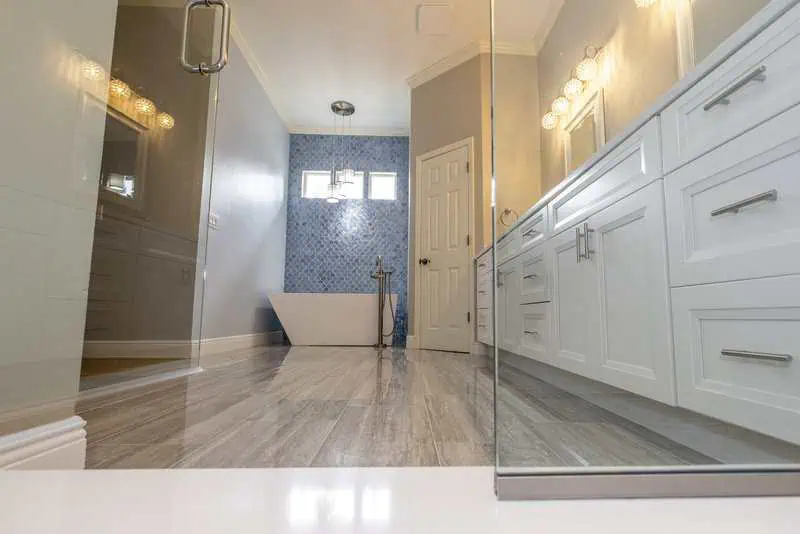 Bathroom with bathtub and blue wall
