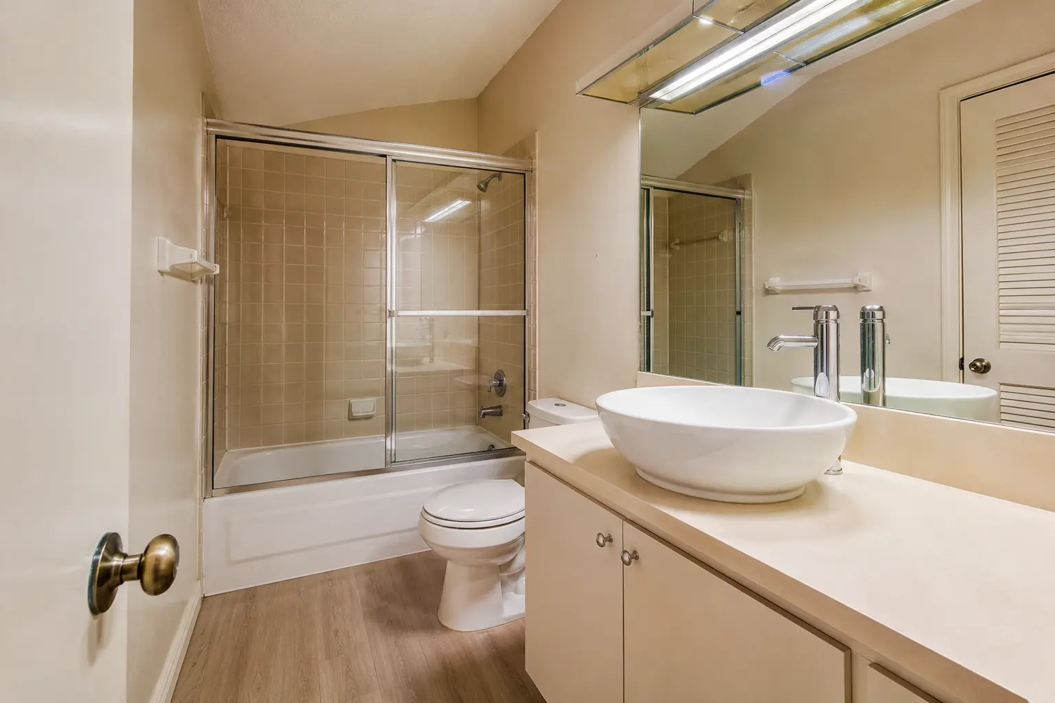 Original 1985 tub and surround in a Carrollwood Tampa home before CMK Construction tub-to-shower conversion